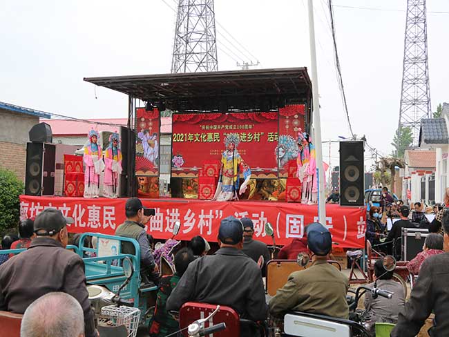 5月14日廊坊市龍鳳演藝公司在固安縣大辛莊東村文化惠民演出評(píng)劇《打金枝》1.JPG