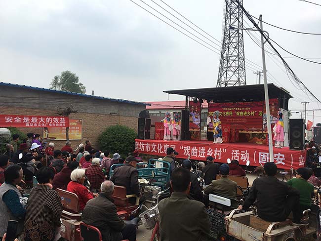 5月14日廊坊市龍鳳演藝公司在固安縣大辛莊東村文化惠民演出評(píng)劇《打金枝》2.JPG