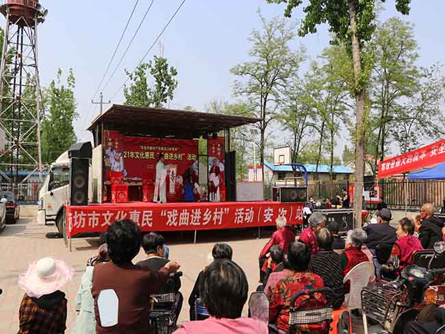 5月16日廊坊市龍鳳演藝公司在安次區(qū)石橋村文化惠民演出評(píng)劇《花為媒》1.JPG