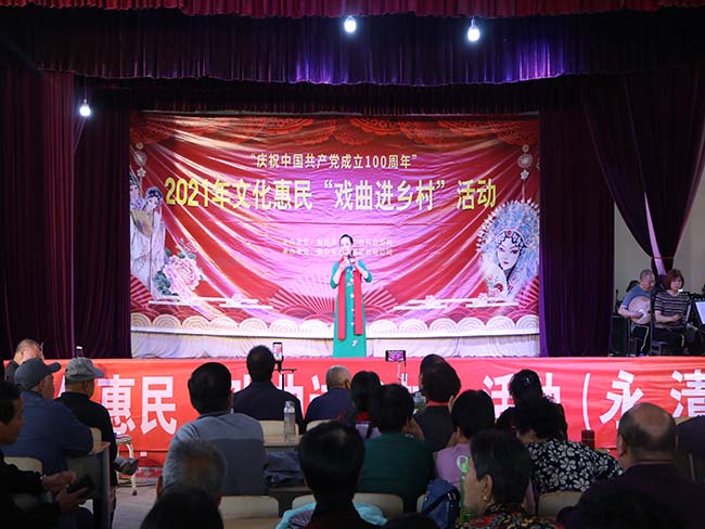 6月29日廊坊市龍鳳演藝公司在永清縣吳場(chǎng)一村文化惠民慶祝建黨100周年戲曲演唱會(huì)4.JPG